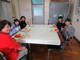 カメラを見てポーズ